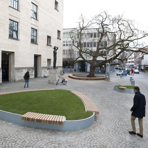 Laubholz-Pflanzkübel - ROUGH&amp;READY FREE FORM TREE ISLES - Streetlife - Recyclingkunststoff / COR-TEN®-Stahl / dreieckig
