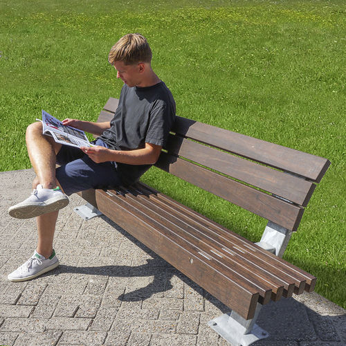 Moderne Bank für den öffentlichen Raum - NEW STANDARD BENCHES - Streetlife - Laubholz / galvanisiertem Stahl / pulverbeschichteter Stahl