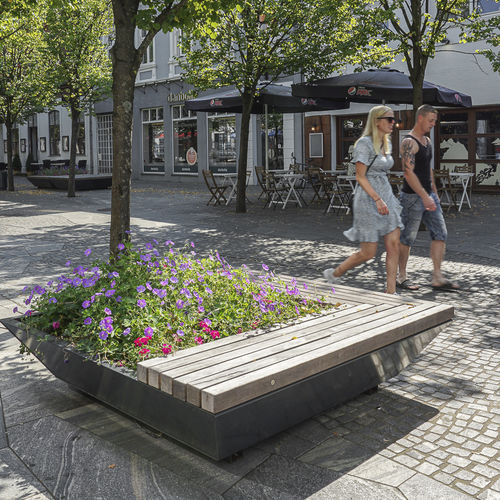 Moderne Bank für den öffentlichen Raum - SOLID EDGE GREEN - Streetlife - Laubholz / pulverbeschichteter Stahl / COR-TEN®-Stahl