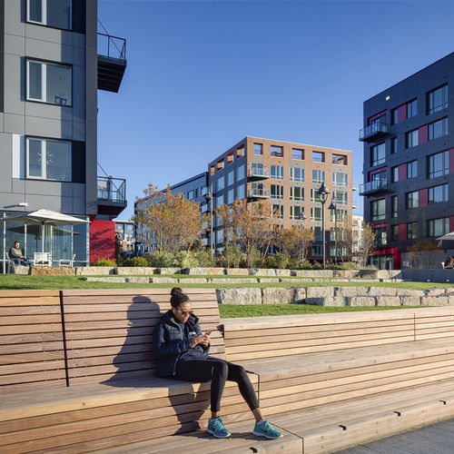 Moderne Bank für den öffentlichen Raum - SOLID TERRACE - Streetlife - Holz / galvanisiertem Stahl / pulverbeschichteter Stahl