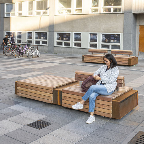Moderne Bank für den öffentlichen Raum - SOLID SEAT BLOCKS - Streetlife - COR-TEN®-Stahl / pulverbeschichteter Stahl / Holz