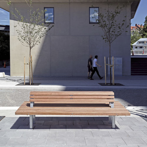 Moderne Bank für den öffentlichen Raum - Lean Linear - Streetlife - Holz / galvanisiertem Stahl / thermolackierter Stahl