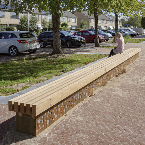 Moderne Bank für den öffentlichen Raum - ROUGH&amp;READY SEAT WALL - Streetlife - Holz / Stahl / COR-TEN®-Stahl