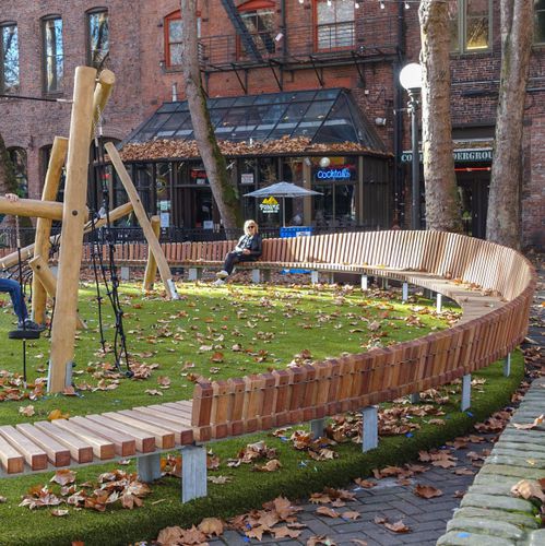 Moderne Bank für den öffentlichen Raum - SOLID CURVED - Streetlife - Holz / galvanisiertem Stahl / thermolackierter Stahl