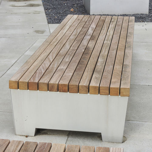 Moderne Bank für den öffentlichen Raum - Solid Love - Streetlife - Holz / Edelstahl / thermolackierter Stahl