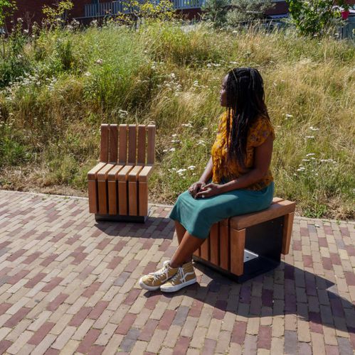 Moderner Stuhl - Solid Skirt Cubes - Streetlife - für Außenbereich / Holz / Gestell aus heißlackiertem Stahl