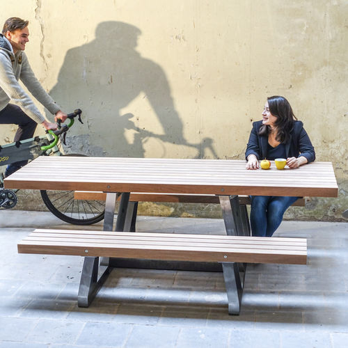 Moderner Picknicktisch - SOLID INDUSTRY - Streetlife - Holz / Gestell aus galvanisiertem Stahl / Gestell aus heißlackiertem Stahl