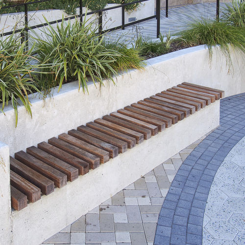 Moderne Bank - SOLID LINEAR TOP - Streetlife - Laubholz / ohne Rückenlehne / mit Rückenlehne