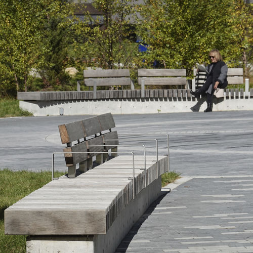 Moderne Bank für den öffentlichen Raum - ROUGH&READY LINEAR TOP - Streetlife - Laubholz / Verbundwerkstoff / mit Rückenlehne