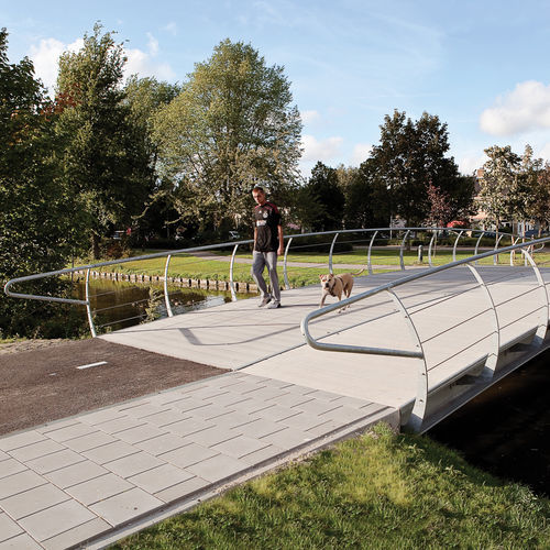 Cortenstahlbrücke - SHORTLINE - Streetlife - Stahl / bogenförmig / für Fußgänger