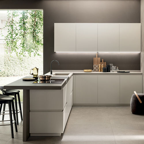 Moderne Küche - DELINEA - SCAVOLINI - Holzfurnier / Rauchglas / Aluminium