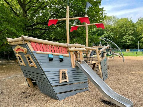 Spielplatzgerät für öffentliche Einrichtungen - NRO540 - KOMPAN - für öffentliche Anlagen / Holz / modular