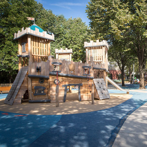 Spielplatzgerät aus Ökolabel-Robinie - CASTLES - KOMPAN - modular