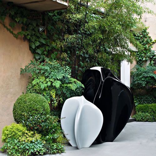 Pflanzgefäß / Polyethylen mit niedriger Dichte (LDPE) - FLOW   - SERRALUNGA - für Privatgebrauch / von Zaha Hadid / schwarz