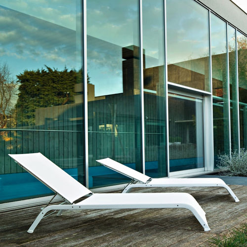 Moderne Sonnenliege - LAZY LETTINO - SERRALUNGA - Batyline® / aus lackiertem Aluminium / verstellbare Rücklehne