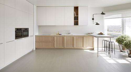 Moderne Küche - ROBLE NATUR BLANCO ROTO - Dica - Holz / ohne Griff / lackiert
