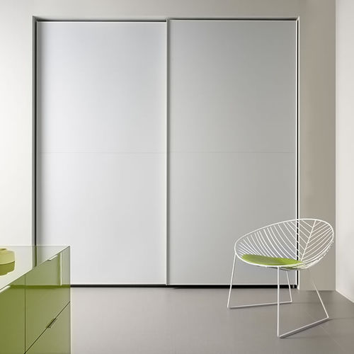 Moderner Kleiderschrank - Dica - Holz / mit Schiebetür / maßgefertigt