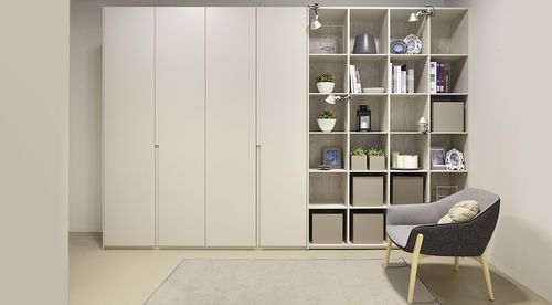 Moderner Kleiderschrank - Dica - Holz / mit Schwingtür / mit Bücherregal