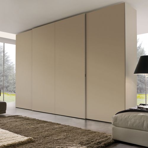 Moderner Kleiderschrank - Falegnami - lackiertes Holz / mit Schiebetür / mit integriertem Fernseher