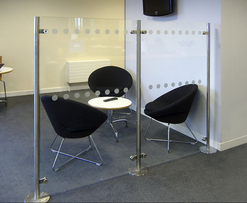 Bodenstehende Bürotrennwand - FLOOR FIXED 2 - Shopkit - Glas / modulierbar
