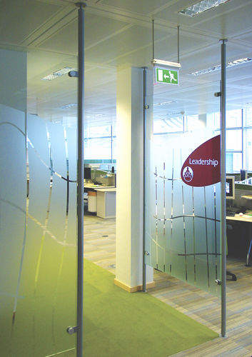 Festinstallierte Trennwand - Shopkit - mit Glasfront / Büro