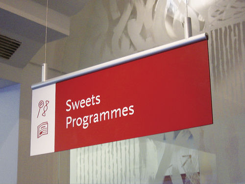 Hängendes Schild - SIGNSLOT - Shopkit - Messing / Edelstahl / doppelseitig