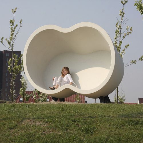 Bank für den öffentlichen Raum / organisches Design - BINOCULAR - Escofet - Beton / galvanisiertem Stahl / mit Rückenlehne