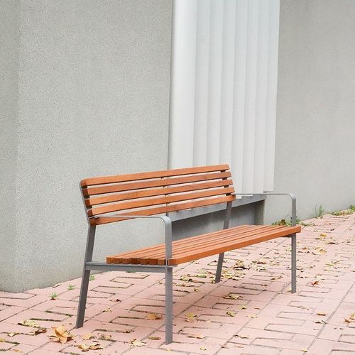 Moderne Bank für den öffentlichen Raum - UNIVERSE UP - Escofet - Edelstahl / Holz / mit Rückenlehne