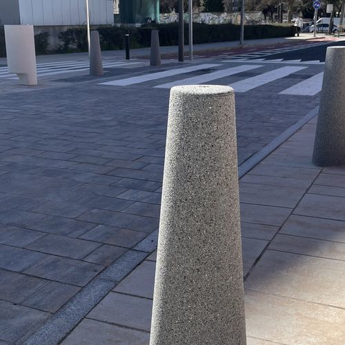 Stationärer Sperrpfosten - TWIST - Escofet - Beton / hoch / mit integrierter LED