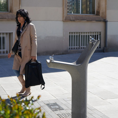 Behindertenfreundlicher Trinkbrunnen - CALA - Escofet - für Straße / Beton / für öffentliche Bereiche