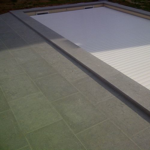 Kalkstein-Poolumrandung - Lagos Blue coping - LUSOROCHAS NATURAL STONE - rutschfest