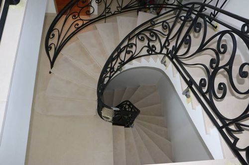 Wendeltreppe - MOLEANOS GASCOGNE BEGE - LUSOROCHAS NATURAL STONE - Marmorstufen / Beton / für Privatgebrauch