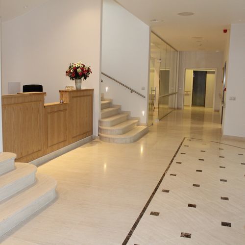 Kalkstein-Fliesen - Moca Creme - LUSOROCHAS NATURAL STONE - Hochglanz / für den Innenraum / bodenstehend