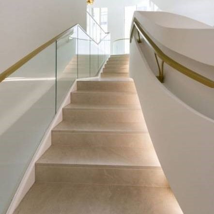 Gerade Treppe - MOLEANOS - LUSOROCHAS NATURAL STONE - Marmorstufen / modern / mit Setzstufen