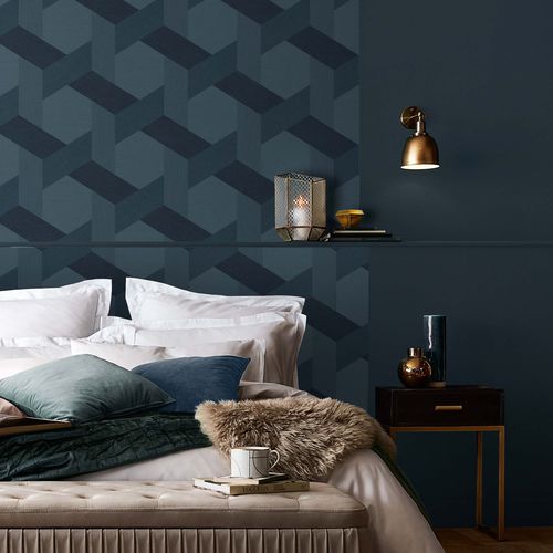 Moderne Tapete - FRACTAL NAVY - Graham & Brown - mit geometrischen Motiven / Stoffoptik / marineblau