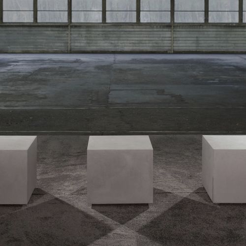 Moderner Couchtisch - CUBO - TRISS - Beton / quadratisch / mit Rollen