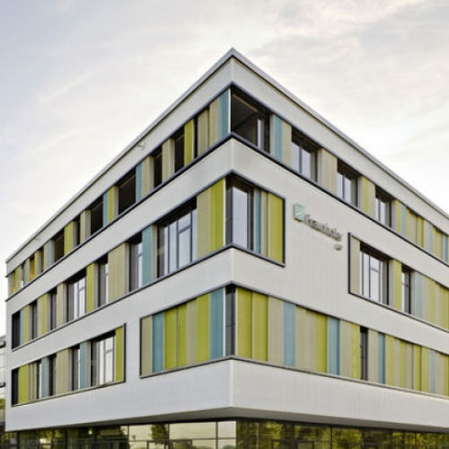 Gitter-Fassadenverkleidung - TENSEO FRONTSIDE 371  - Serge Ferrari ARCHITECTURE - Textilmembran / Verbundwerkstoff / vertikal