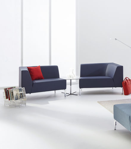 Moderner Couchtisch - TANGRAMIS5 - Interstuhl Büromöbel GmbH & Co. KG - Holz / Gestell aus Metall / Trapez