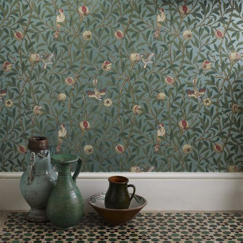Klassische Tapete - BIRD & POMEGRANATE  - MORRIS & Co. - Blumenmotiv / Tiermuster / Stoffoptik