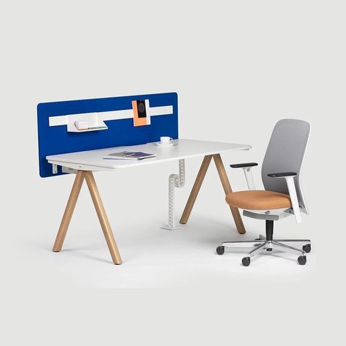 Bodenstehender Schreibtisch - DELTA PURE - Bene GmbH - modern / Holz / melaminbeschichtet
