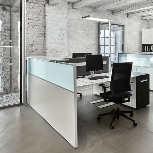 Bodenstehende Bürotrennwand - RV  - Bene GmbH - Tisch / Akustikstoff / Glas