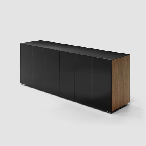 Niedriger Aktenschrank - P2 STAURAUM - Bene GmbH - Holzfurnier / Aluminium / Glas