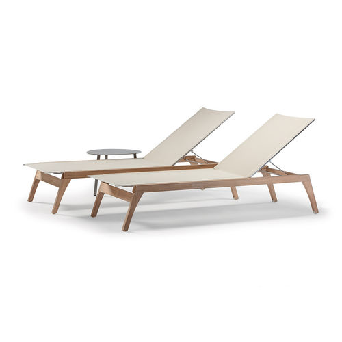 Moderne Sonnenliege - TULUM - DRIGANI SRL - Textilene / Teakholz / verstellbare Rücklehne