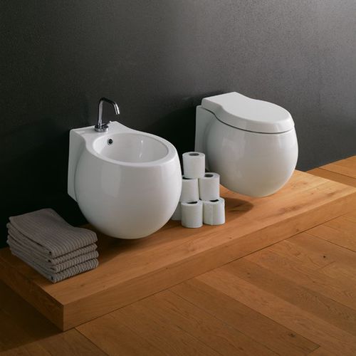 Wandhängendes WC - 8105 - Scarabeo Ceramiche - Keramik / mit eingebauter Spülung / für Privatgebrauch