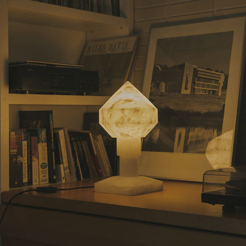 Tischlampe - ZELESTE - Santa & Cole - Alabaster / modern / mit Kabel