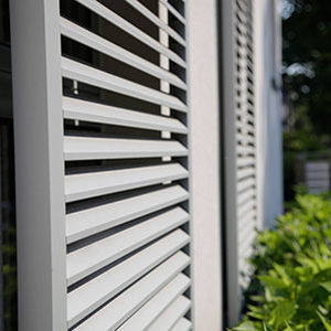 Schiebe-Fensterladen - LOGGIA® ALU  - RENSON - Lamellen / Lamellen / Aluminium
