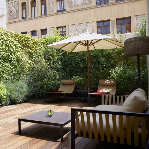 Moderner Couchtisch - SAND   - Andreu World - Teakholz / Stahl / Keramik