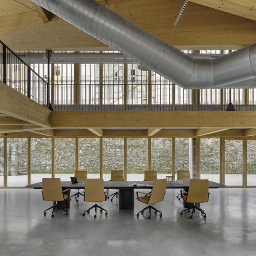 Moderner Besprechungstisch - SOLID - Andreu World - Polyethylen / Gestell aus Eiche / rund