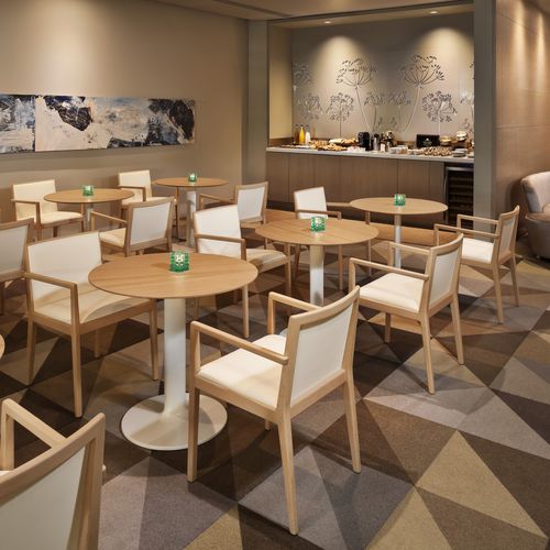 Moderner Restaurantstuhl - CARLOTTA - Andreu World - für den Innenraum / Leder / Gestell aus Holz