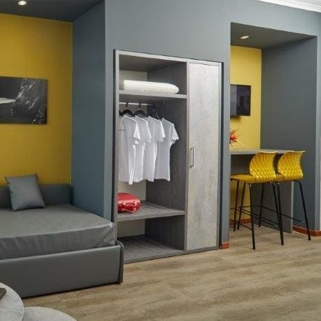 Einbaukleiderschrank - MOBILSPAZIO S.r.l - modern / Holz / mit Schwingtür